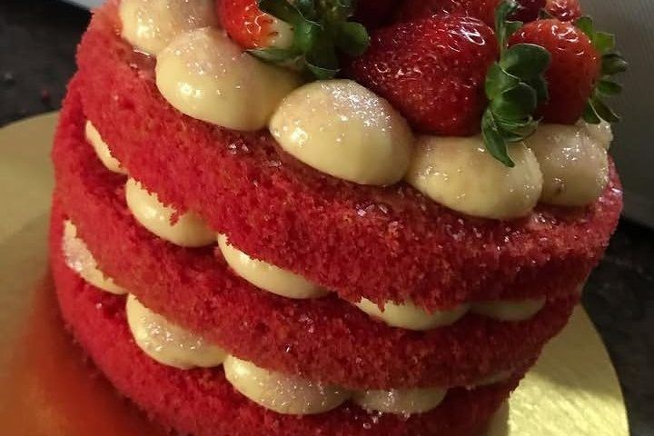 Bolos para a sua comemoração! Esse, um Red Velvet com recheio e cobertura suave de Creme Patissier. por Tainan Matos