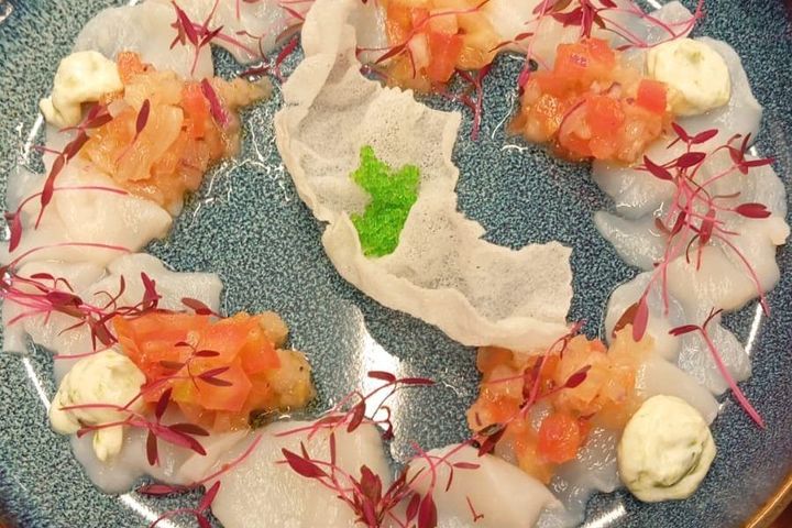 Carpaccio de vieira canadense very large, vinagrete de abacaxi, aioli de alho poró, crocante de folha de arroz e tobiko. por Chef Tais Lima
