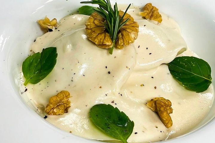 Ravioli sem glúten de nozes com pêras caramelizadas no mel, coberto com molho bechamel vegano, nozes e manjericão. por Ana Carolina Lourenço