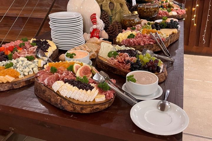 Mesa de antepastos natalina por Chef Artenio