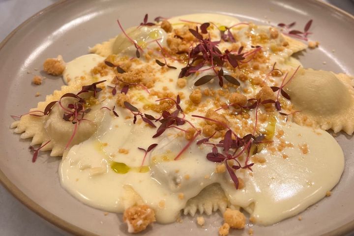 Ravioli de costela com fonduta e crumble de parmesão, finalizado com azeite de manjericão e folhas de amaranto por Chef Jéssica Martins