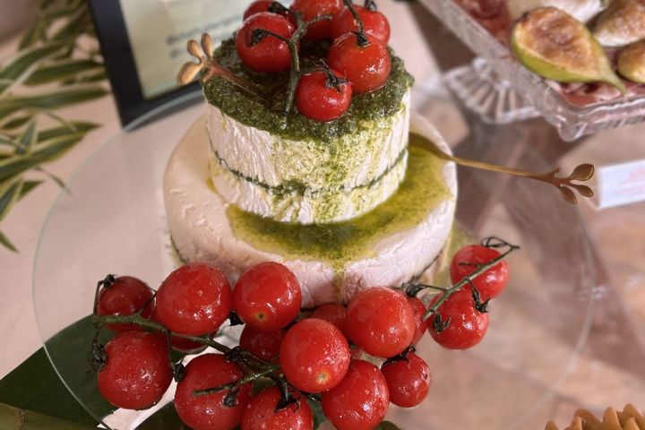 Terrine de queijos artesanal, com recheio de pesto de manjericão e tomates confitados por Váleri Pricevicius