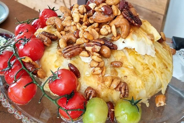 Brie em massa folhada com geléia de damasco e castanhas caramelizadas por Fernanda Campos