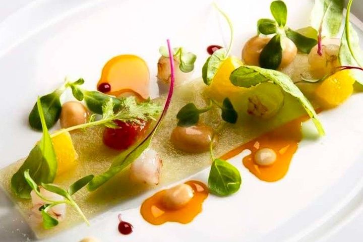 Camarão semicru, gelatina de tomate verde e emulsão de bisque por Franklin Silva