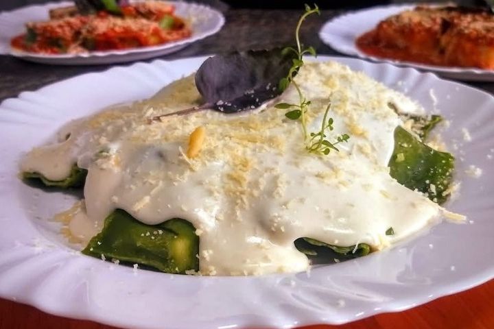 Ravioli verde ao molho quatro queijos. por Lorena Melissa Gomes de Barros