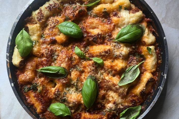 Gnocchi de batata doce gratinado com ragu de linguiça. por Alexandre Santos