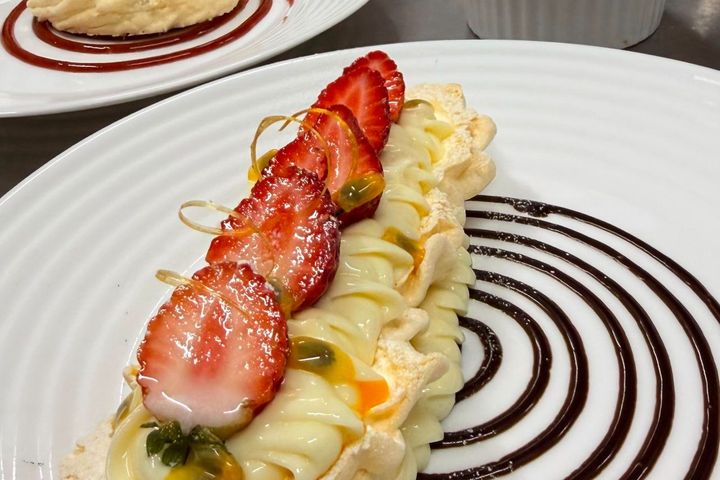 Pavlova com creme de confeiteiro e frutas frescas. por Chef John Warley