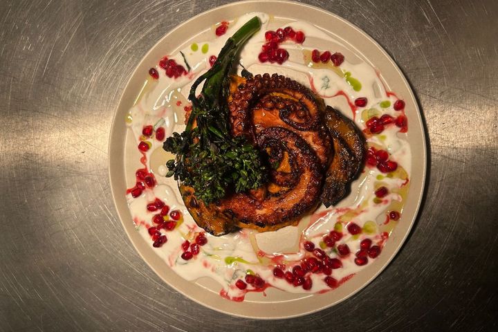 Polvo na brasa,legumes de parrilla,homus c/ especiarias,iogurte cítrico e gastric de romã. por Jorge Soares