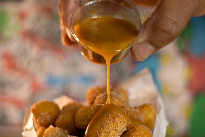 "Uma explosão de sabor e textura: mini churros dourados e polvilhados com açúcar e canela, com doce de leite, por Nando Silva