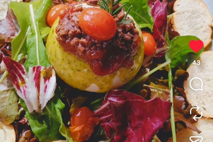 Burrata de búfala, com delicioso molho preto e cebola caramelizada, acompanhado de uma salada fresca. por Chef Diego Fagundes