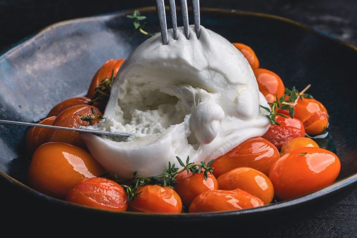 Confit de tomates no azeite extravirgem. Acompanha pão de fermentação natural tostado por Brúno Sänttos