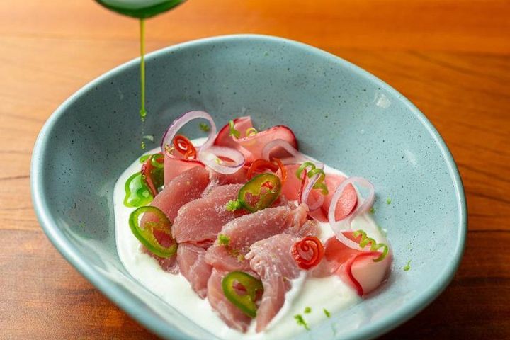 Atum curado, picles de rabanete, jalapeño defumada, coalhada seca artesanal e óleo de coentro por Chef Gab Gialluisi