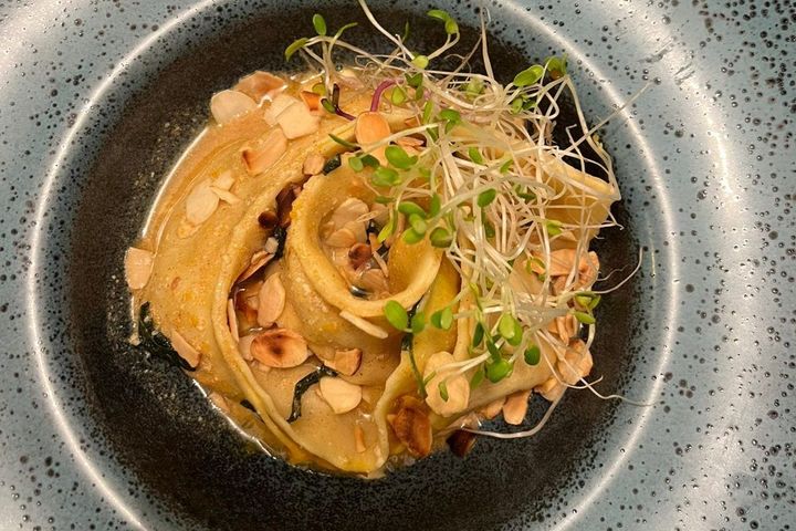 Papardelle ripienne de abóbora com queijo coalho, manteiga caramelizada e amendoas por André Passos